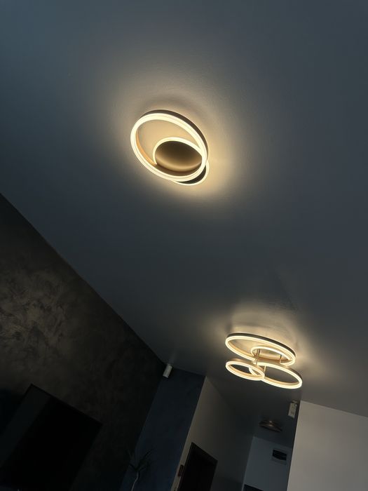 Lustre LED , culoare aurie , lumina este calda .