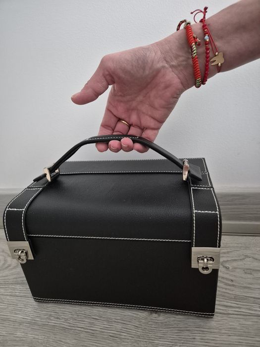 Caseta de bijuterii din piele