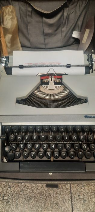 Mașină de scris Erika Ursula impecabilă