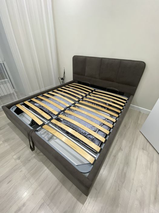 Двуспальняя кровать 180/200