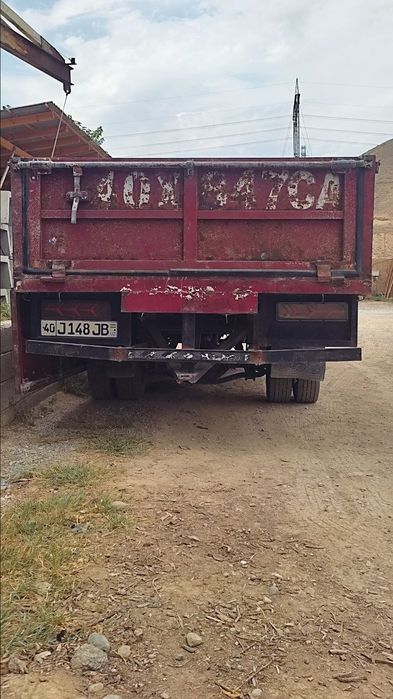 Продаётся бортовой автомобиль марки Мерседес.