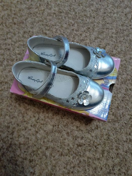 Продам детские туфли на девочку