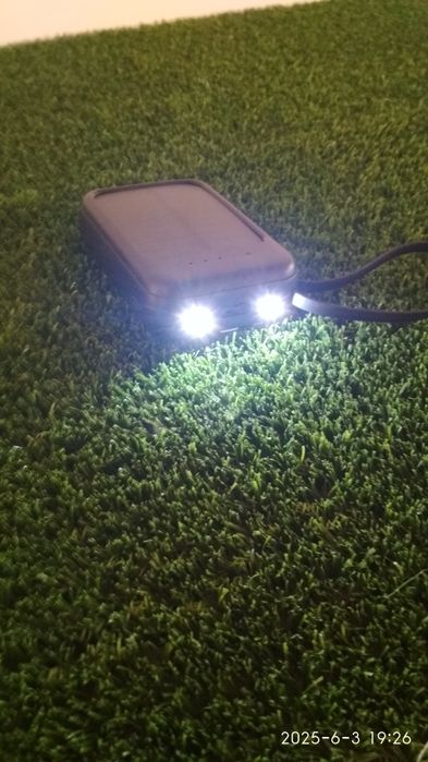 Quyoshda zaryat olodigan powerbank 20 000 Mah