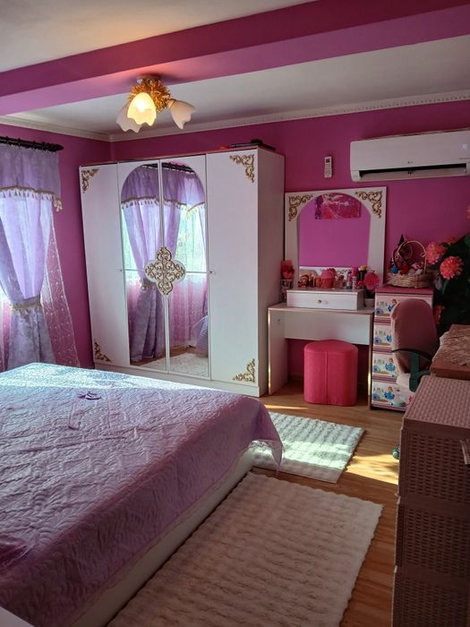 Продавасе двоетажна къща напълно обзаведена