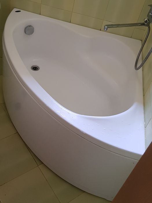Бяла вана за баня.