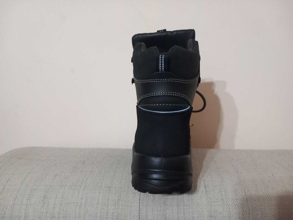 Защитни обувки с метално бомбе отпред- чисто нови