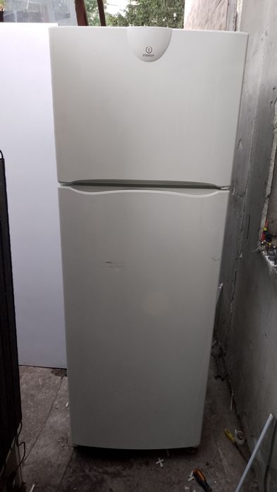 Frigider cu congelator,2 uși funcțional