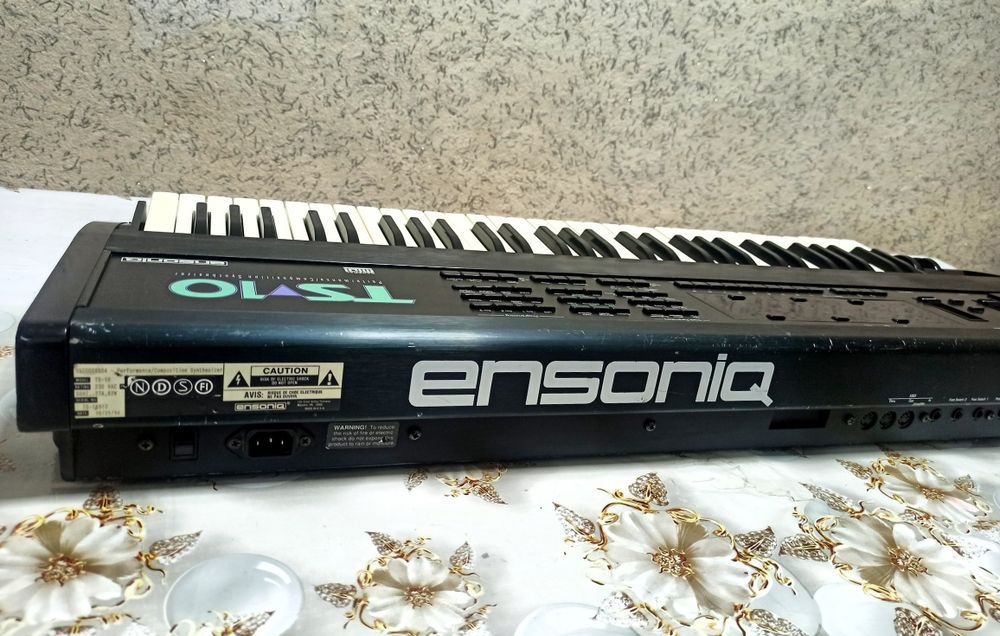 Ensoniq ts 10 sotiladi