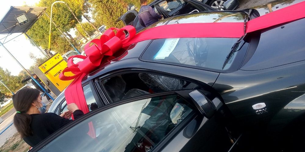 Мошинага арендага кизил бантик