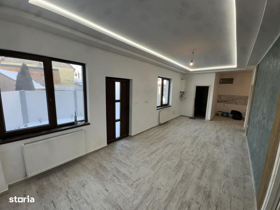 Casa renovata 2 camere + living , zona Piata Mica