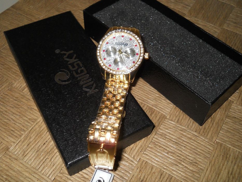 Продавам нов луксозен дамски часовник