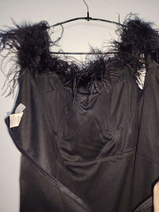 Rochie satin negru cu pene