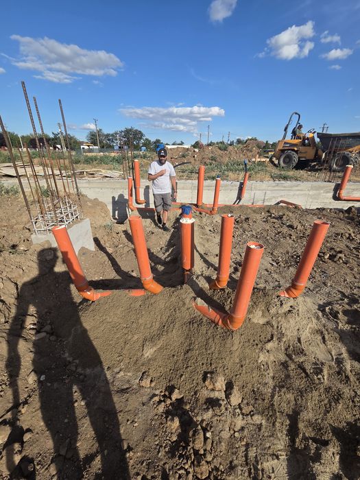 Executam lucrari de excavatii, terasamente, canalizare/apa, pavaje