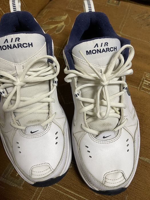 Продавам бели мъжки,кожени маратонки AIR MONARCH NIKE