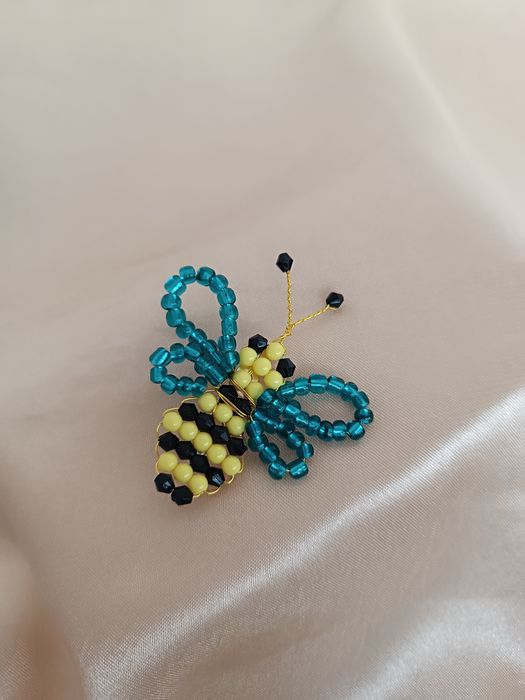 Broșe insecte lucrate manual