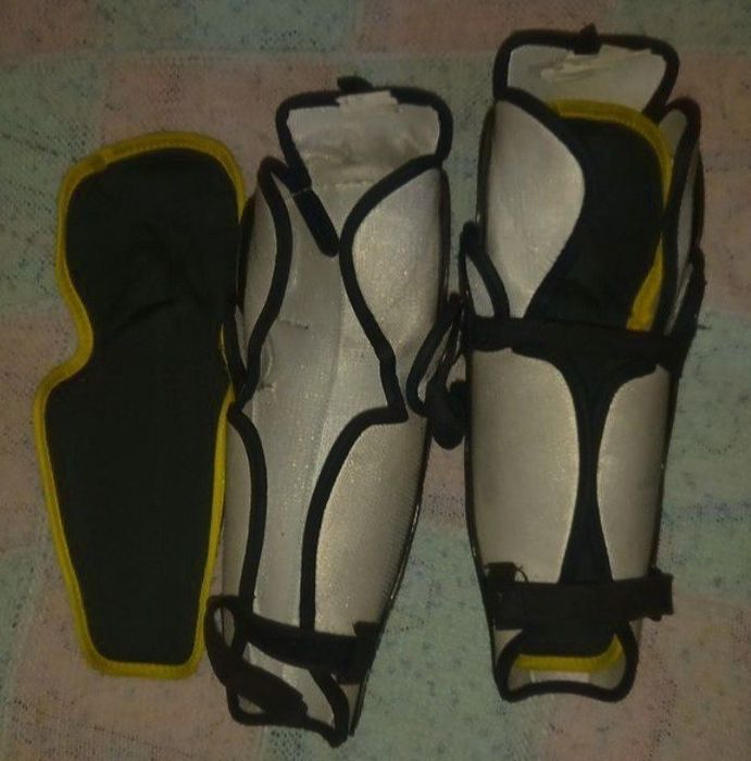 Продам хоккейные щитки