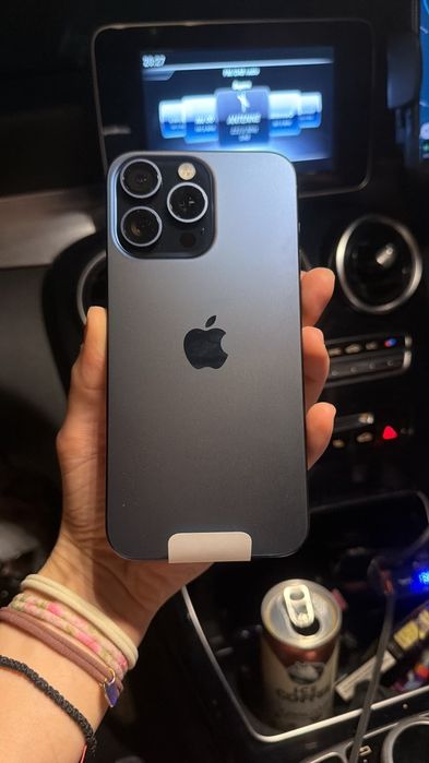 Vând iPhone 15 Pro Max, 256 GB, culoare Albastru, în stare nouă, nefolosită, fără niciun defect estetic sau tehnic.