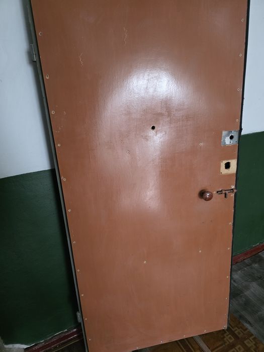 Продаю металлическую дверь с коробкой.