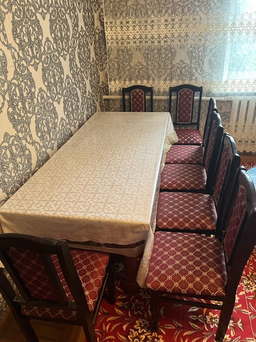Продается стол со 8 стульями