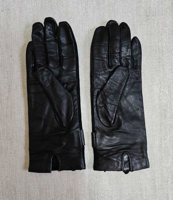 Фирменные, кожаные перчатки.
