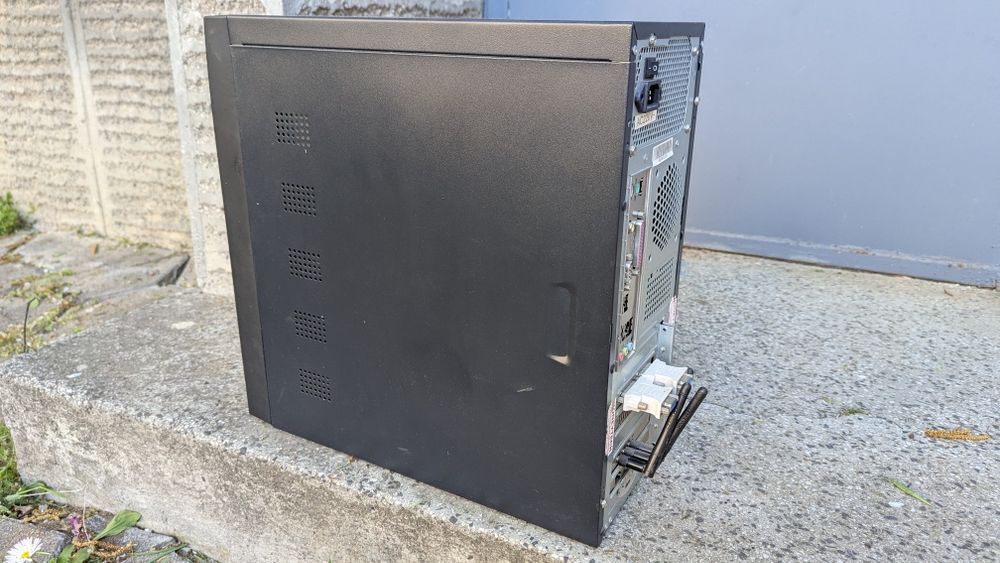 Настолен Компютър AMD 2.5GHz, 4GB RAM, 300GB HDD