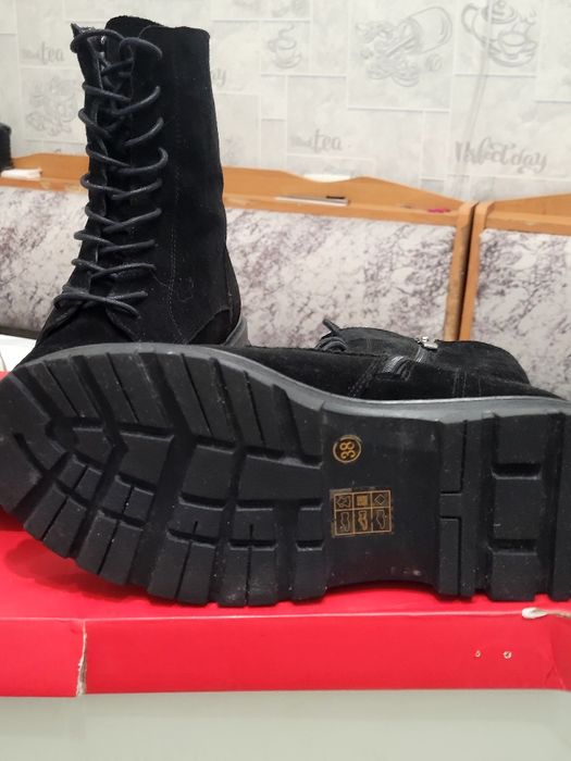 Замшевые чёрные ботинки.