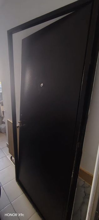 Продам дверь в сборе с коробкой