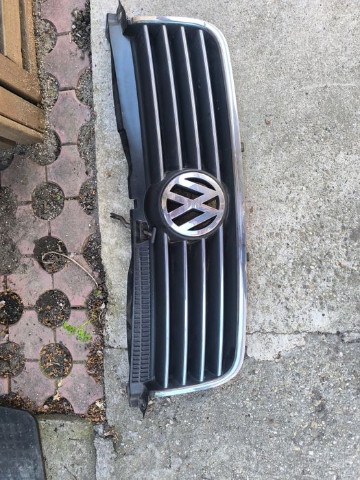 Grila cu emblema originala Passat B5.5