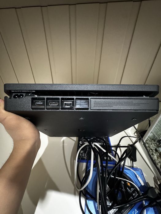 Плейстейшн 4 2 джостика.