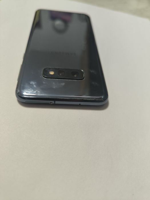 Samsung S10e-128 gb-8 GB