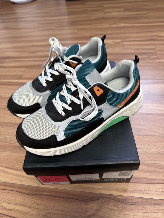 Продам детскую обувь