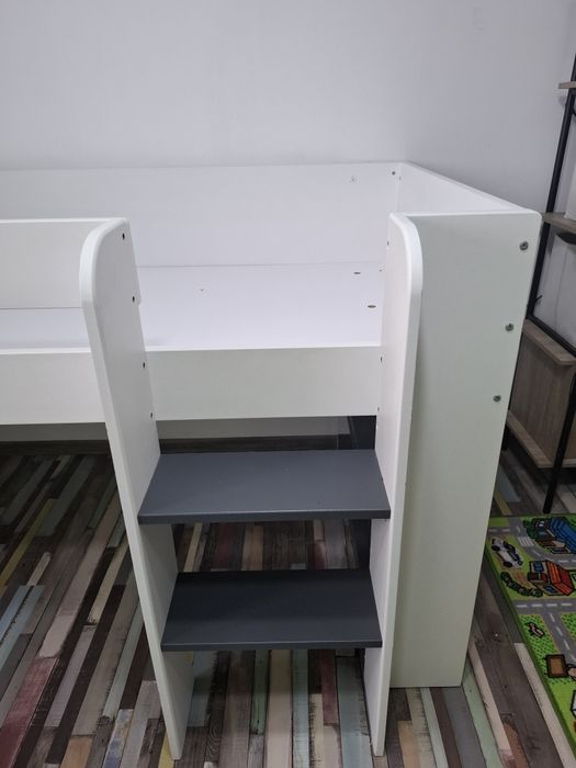 Vând pat etajat inclus si saltea cu memorie