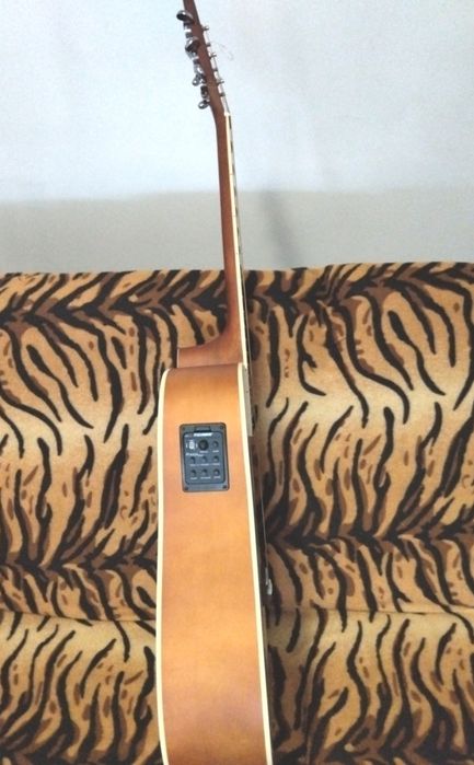 Продавам електро акустична китара SX-SD104 с електроника Fishman 301