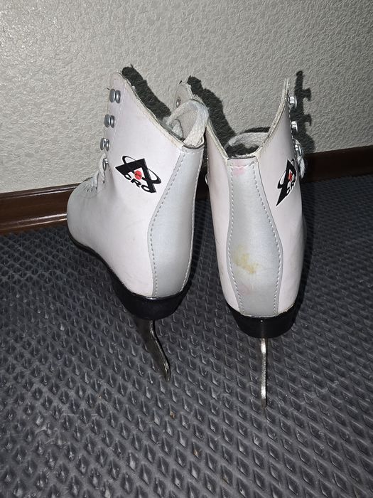 Коньки фигурные белые