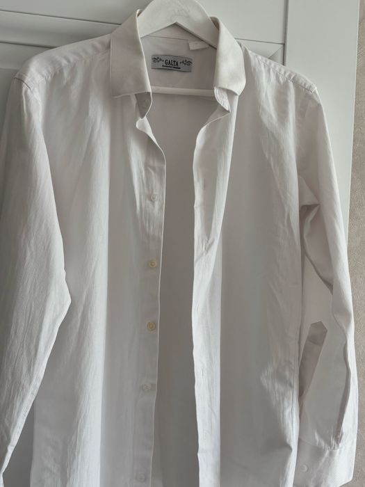 Рубашки белого цвета