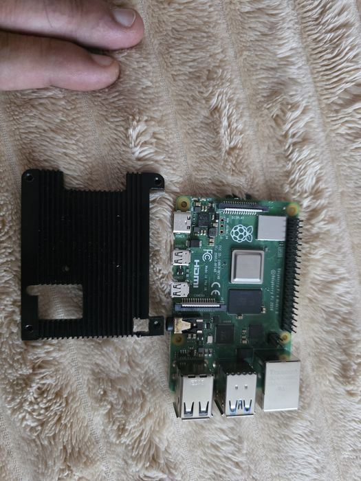 Raspberry Pi 4 model B, 4 GB RAM cu heatsink si placa POE
