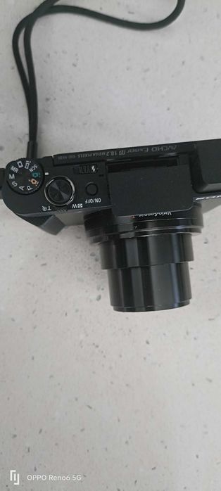 Vreau sa vând camera foto/video cu suport inclus