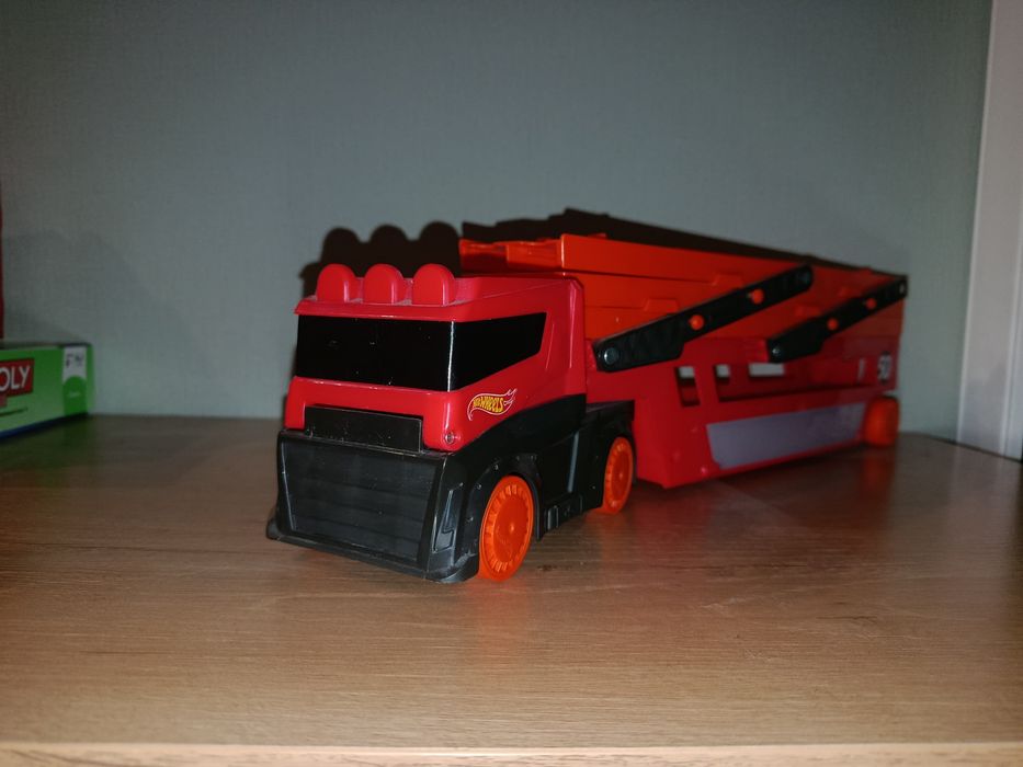Продаю детскую игрушку , оригинал, Hot wheels.