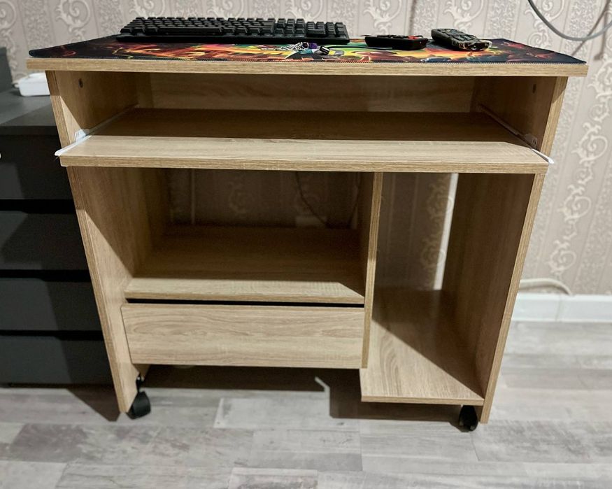 Стол компьютерный на колёсиках