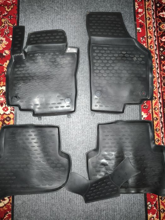 Продам резиновые полики Шкода Йети