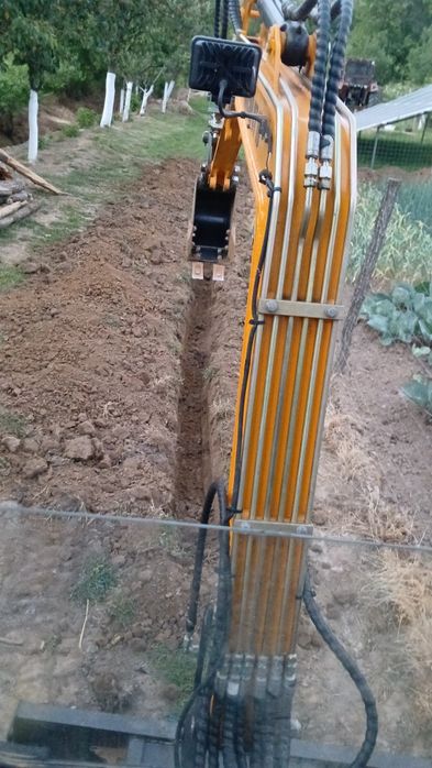 Miniexcavator de inchiriat.