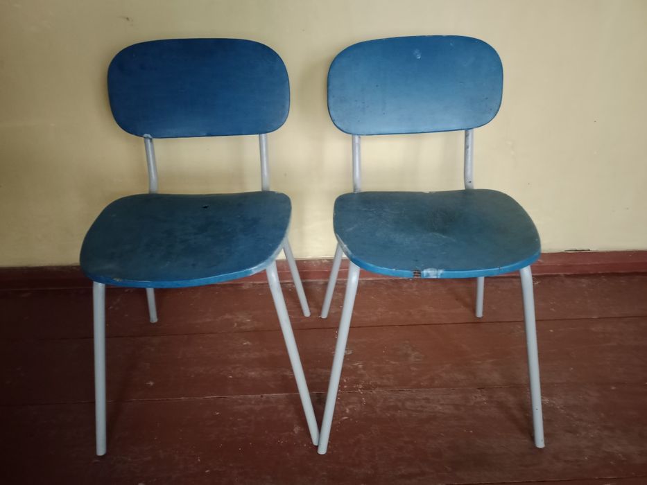 Продам старые тубаретки из дерева,2 железных стула