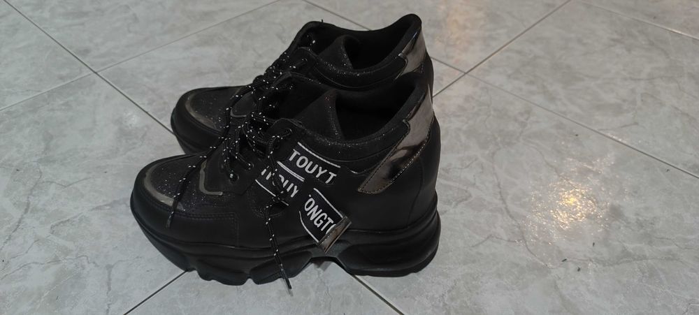 Дамски сникърси с вътрешна платформа