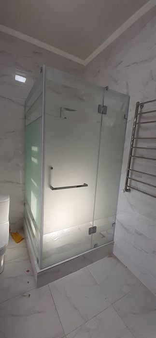 Стеклянные душевые кабинки