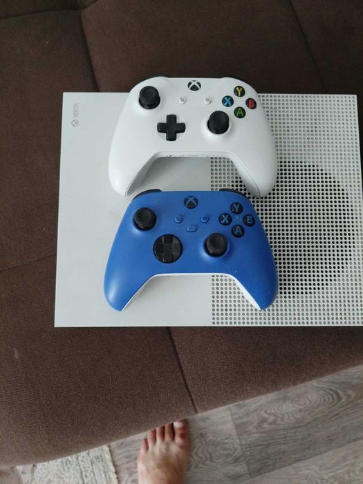 XBOX ONE S, приставка в отличном состоянии