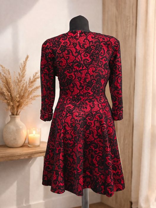 Rochie spectaculoasă roșu-negru cu model catifea – efect wow