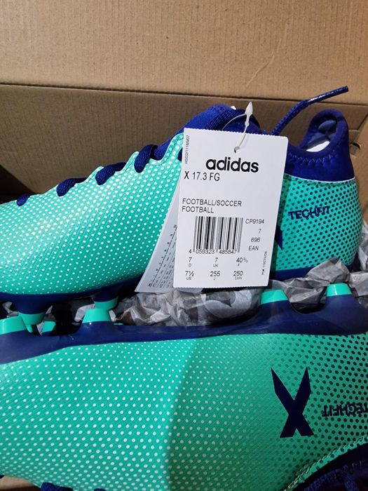 Футболни обувки чисто нови 40