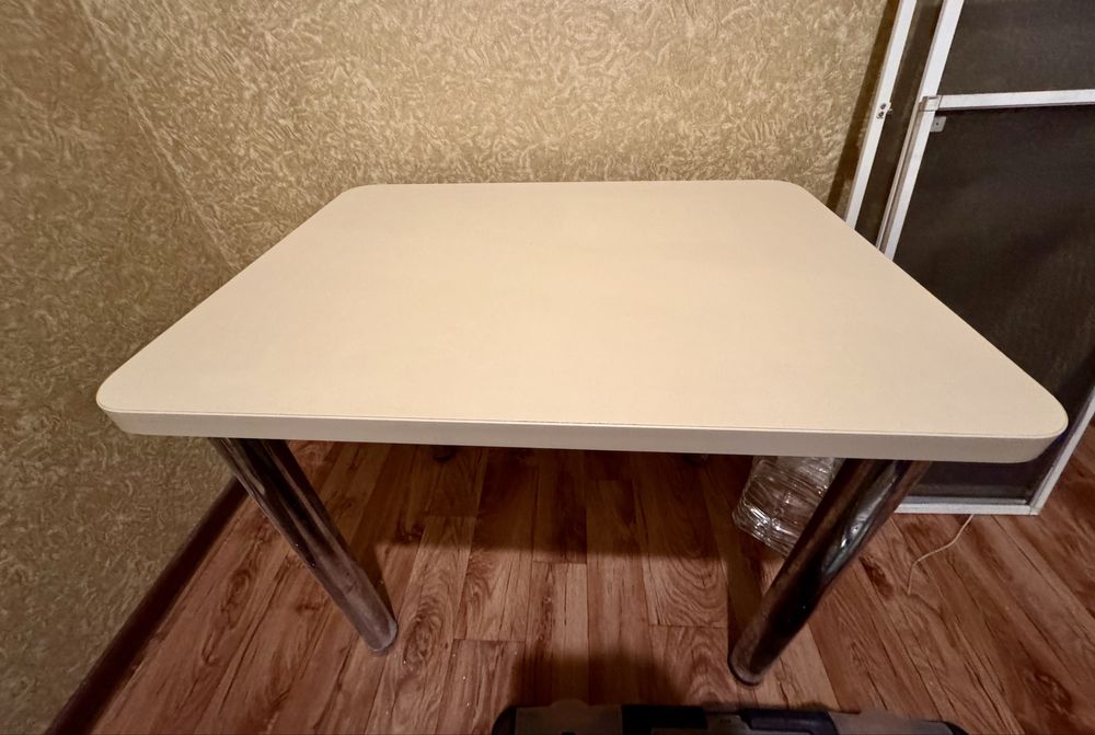 Кухонный стол 85 на 60 см.