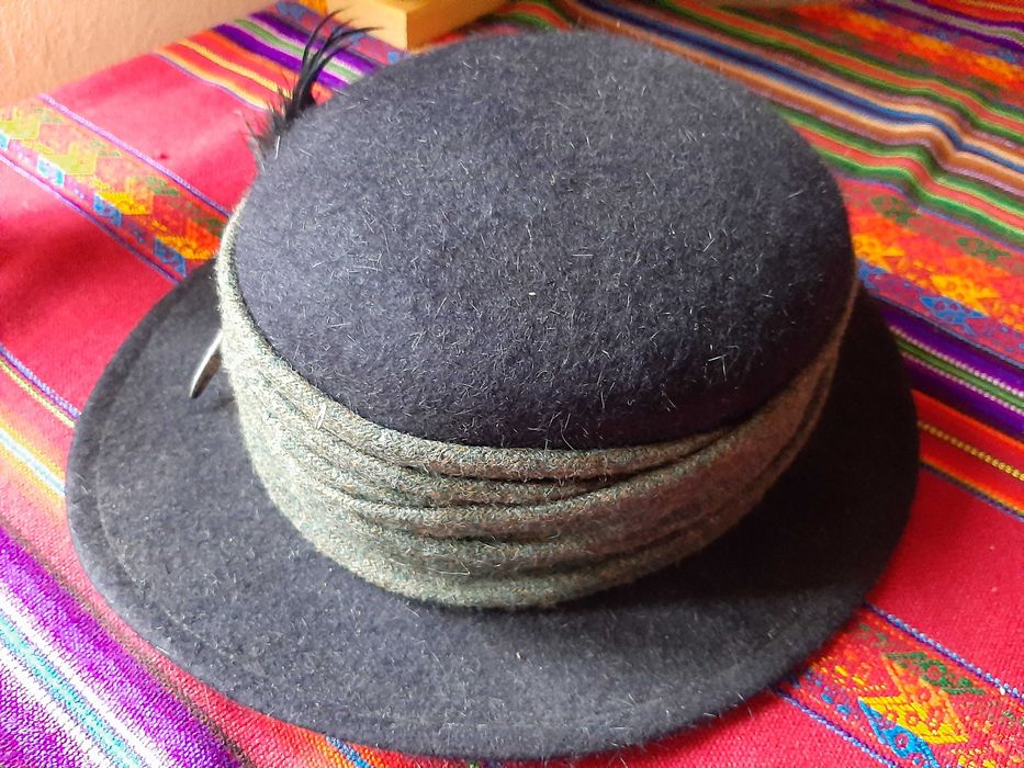 Palarie din lana cu pana naturala