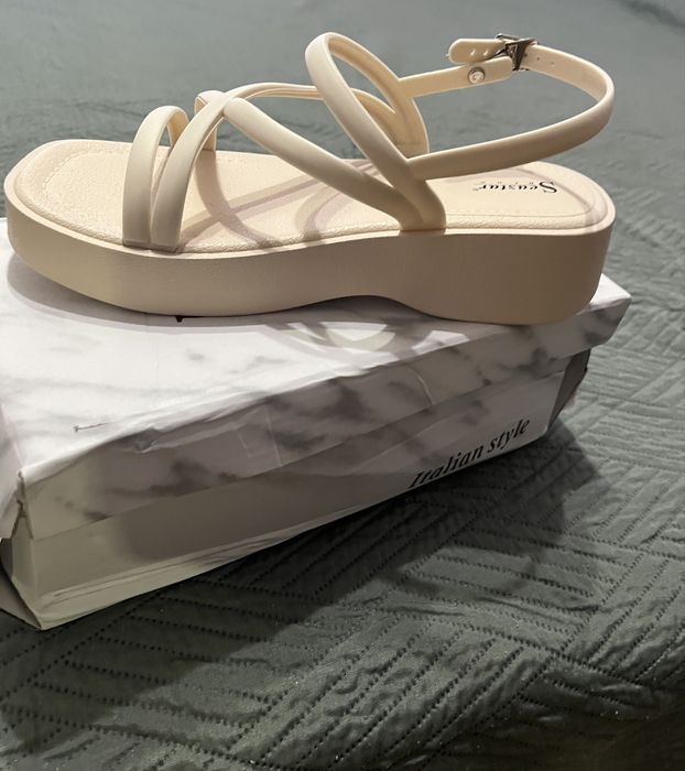 Дамски сандали в бежово